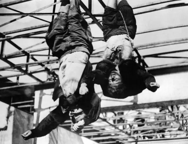 Os corpos de Mussolini e Petacci, pendurados na praça de Loreto, em Milão