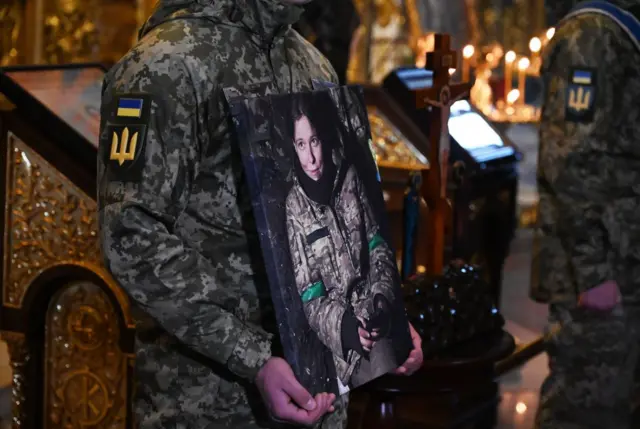 El batallón 49 Carpathian Sich está integrado por ucranianos y voluntarios extranjeros. Esta imagen corresponde al funeral de Kyiv de una voluntaria alemana fallecida a inicios de año.