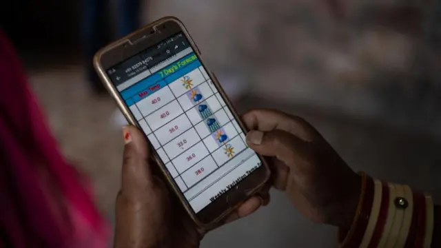 Teknologi peringatan cuaca elektronik yang digunakan para perempuang di Jodhpur, India. 