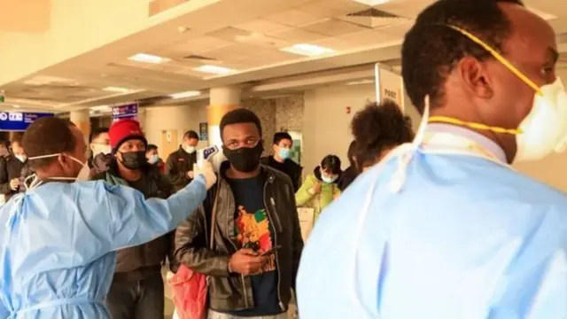 Wageni wakiwasili nchini Kenya kutoka katika ndege iliyotokea China, walikuwa wakikaguliwa afya yao kabla hawajaingia nchini humo mwezi Januari