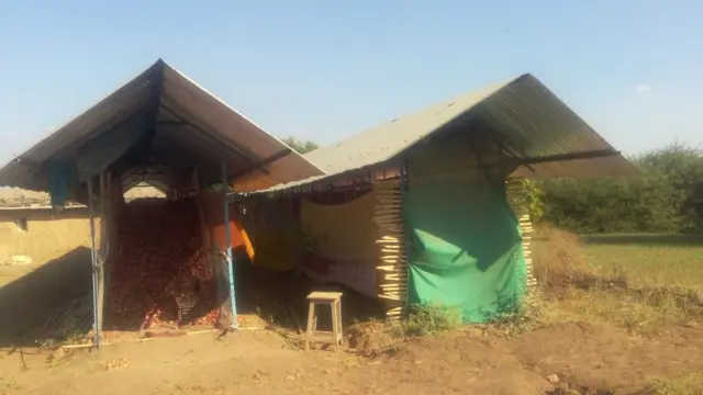 तात्याभाऊ खैरनार यांनी कांद्याच्या चाळीत आत्महत्या केली.