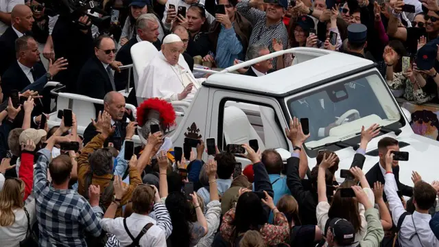 Papa Francisco saúda os fiéis no final da missa de Páscoa em 20 de abril de 2025