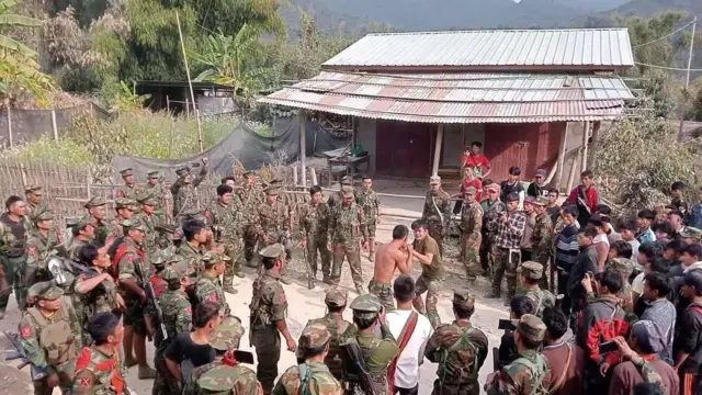 KIA နဲ့ TNLA တပ်ဖွဲ့ဝင်တွေကြား အငြင်းပွားမှုဖြစ်နေတဲ့မြင်ကွင်း 