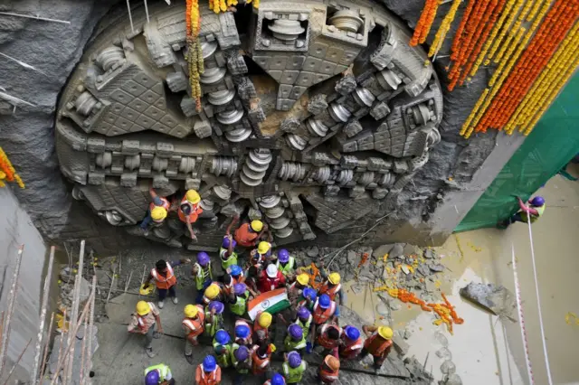 టన్నెల్ బోరింగ్ మెసీన్