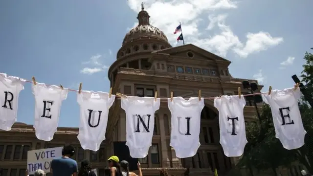 Cartele que dice "reunir", en protesta a la separación de padres e hijos que ingresaban ilegalmente a Estados Unidos durante el gobierno de Trump