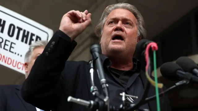 Steve Bannon fala a repórteres fora do tribunal um dia antesbet x1 vaquejadaser condenado