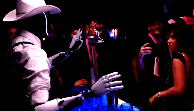 Optimus robotu içecek hazırladı