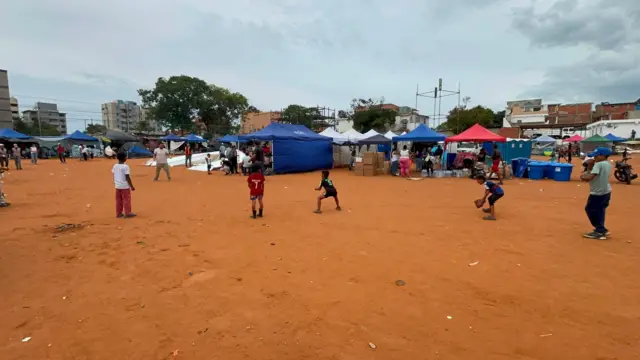 Unos niños jugando en el estadio de Playa Grande, donde opera un refugio