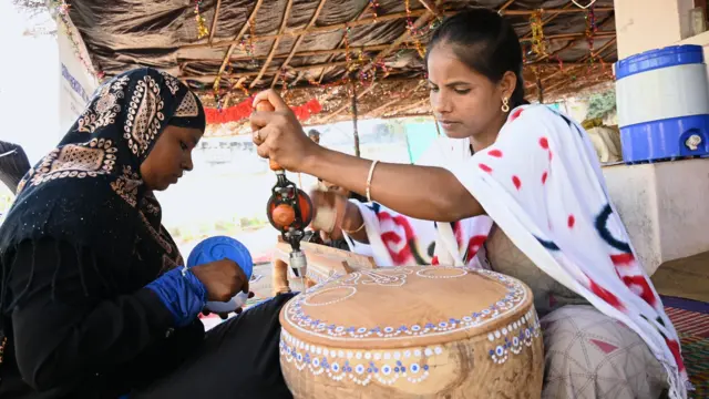 వీణల తయారీ శిక్షణ కేంద్రంలో నేర్చుకుంటున్న మహిళ