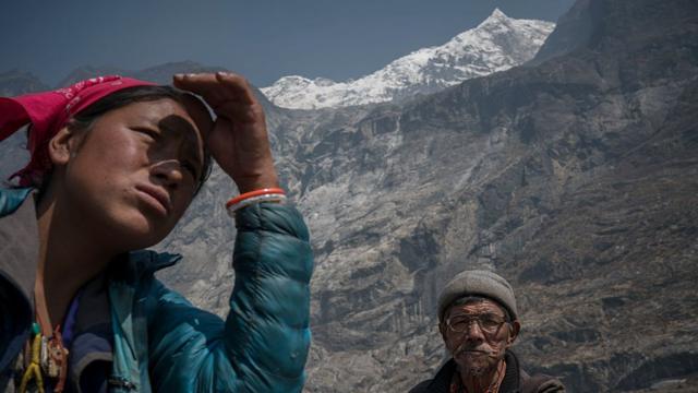 Pobladores locales en el valle de Langtang intentan reconstruir sus aldeas luego del terremoto de 2015, que mató a casi 9.000 personas en Nepal