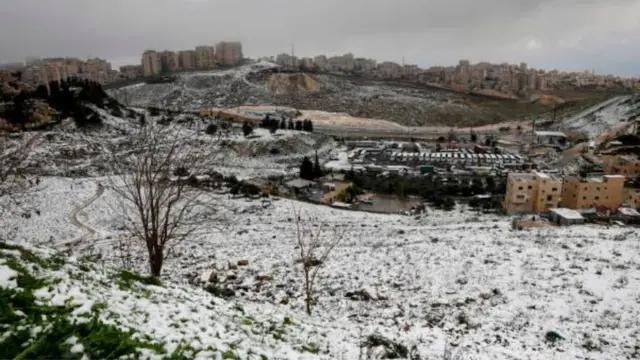 الثلوج تكسو حي العيسوية في القدس