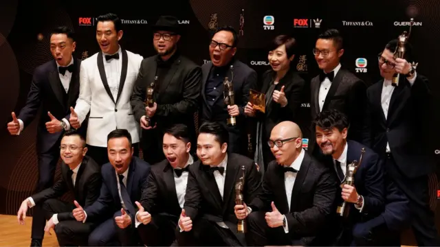 《树大招风》主创团队在香港电影金像奖颁奖礼后台合影