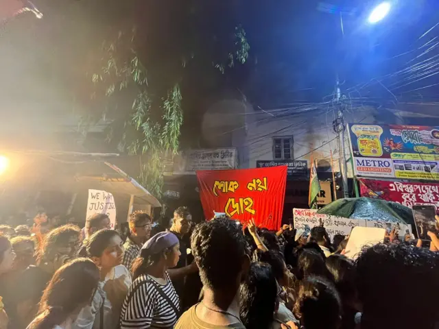 বুধবার রাতে যাদবপুরে রাত দখল কর্মসূচির ছবি। 