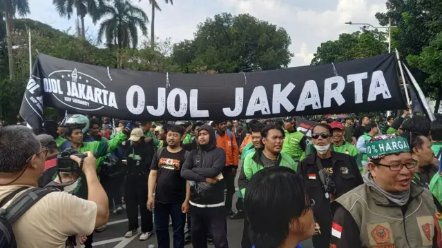 Para pengemudi ojol turut dalam demonstrasi di Jakarta, Selasa (20/05).