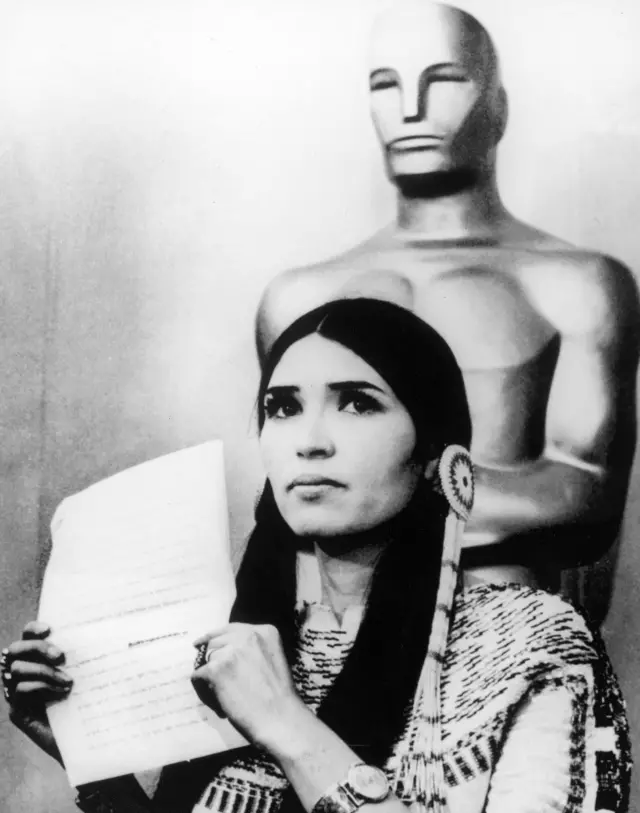 Littlefeather, sahnede Marlon Brando'nun neden ödülü kabul etmeyeceğini açıklayan bir mektup göstermişti