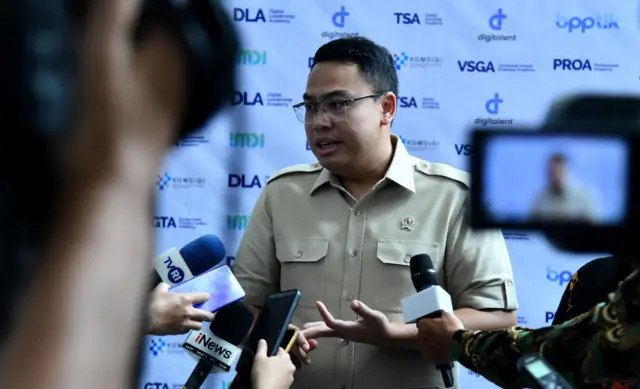 Kepala Badan Komunikasi Pemerintah RI, Angga Raka Prabowo, memberikan keterangan kepada pers.