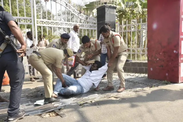 ఏబీవీపి విద్యార్థుల ఆందోళన