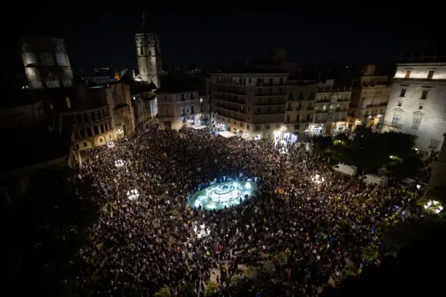 una enorme muchedumbre reunida en el centro de valencia en protesta contra la gestión del gobierno por la emergencia que causó la DANA. 