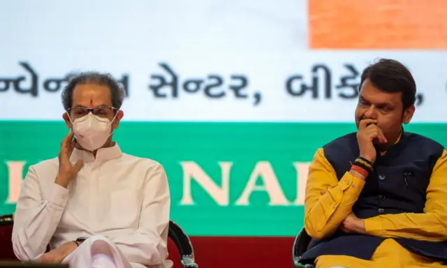 उद्धव ठाकरे मुख्यमंत्री असताना देवेंद्र फडणवीस विरोधी पक्षनेते होते, हे दोन्ही नेत्यांचे पक्ष निवडणुकीत एकत्र लढले होते.