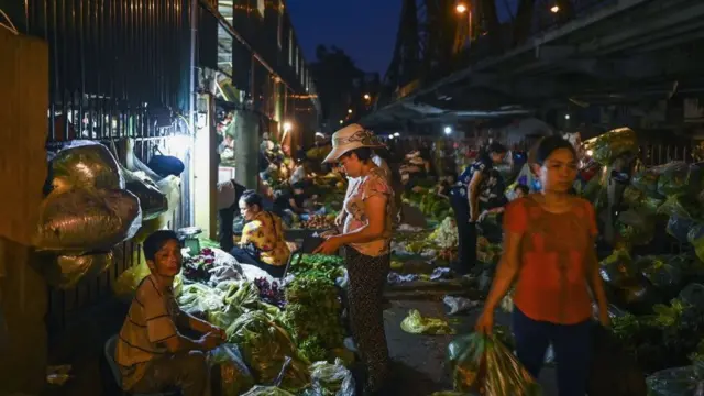 Cảnh một chợ rau quả đầu mối ở Hà Nội.