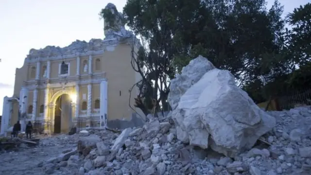 प्वेबला में ढहा चर्च