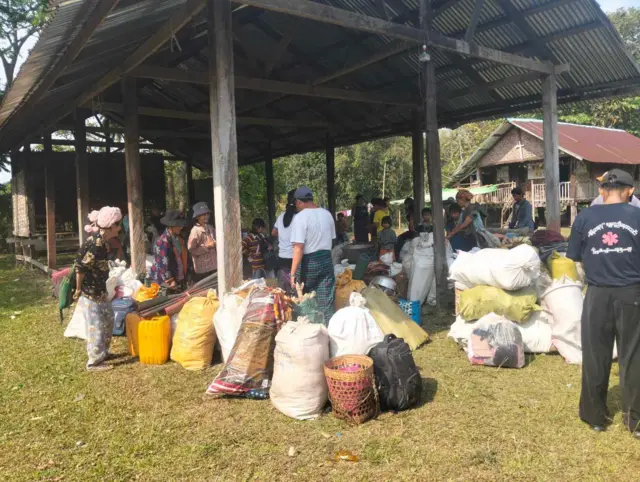 ဖားကန့်မြို့နယ်၊ လီဒိုလမ်းမကြီးအနီးဖြစ်တဲ့တိုက်ပွဲတွေအတွင်း စစ်ကောင်စီတပ်က တိုက်လေယာဥ်သုံး ဗုံးကြဲလို့ ဒေသခံရာချီဟာ ဧပြီလ ၁၃ ရက်နေ့ကတည်းက ထွက်ပြေးတိမ်းရှောင်နေရပါတယ် 