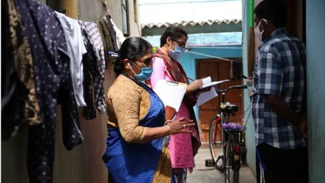 માસ્કધારી મહિલાની તસવીર