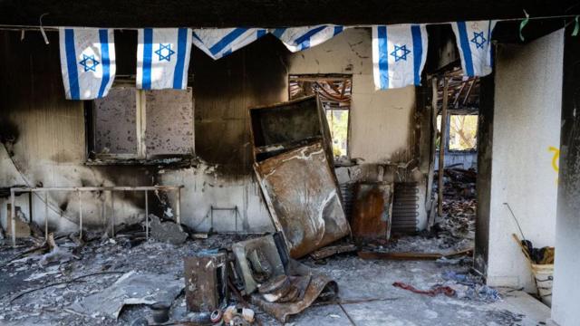 Casa queimada; no entanto, é possível ver fileira com 6 bandeiras de Israel bem preservadas 
