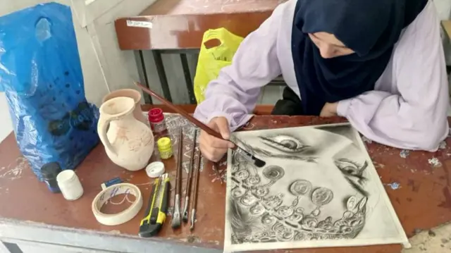 فاطمه در حال نقاشی 