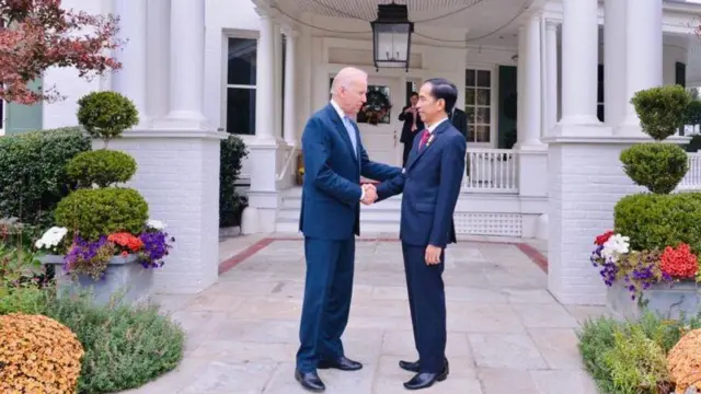 Presiden Joko Widodo diutus Organisasi Kerja Sama Islam (OKI) menemui Presiden Joe Biden pada Senin (13/11).