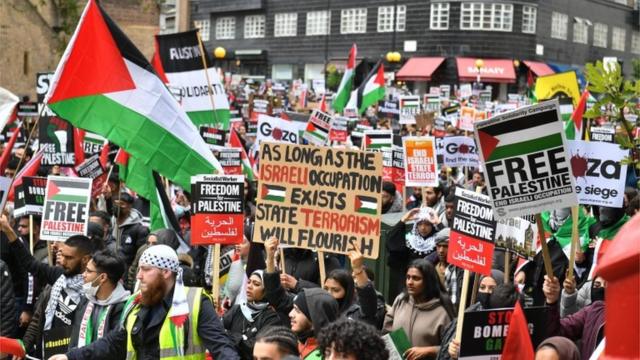 Londra'da bugün on binlerce kişi, İsrail'in Gazze'ye yönelik saldırılarını protesto etmek için yürüdü.