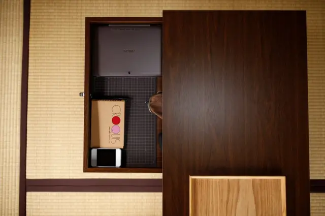 Las pertenencias del minimalista Katsuya Toyoda en un cajón de su escritorio, en Tokio