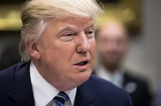 美国总统特朗普应约同中国领导人习近平通电话，并表示同意尊重"一个中国"政策。