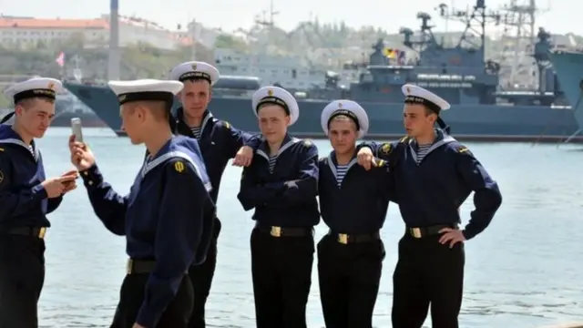 Май, 2010: Россиялик денгизчилар Севастополдаги денгиз базасида суратга тушишмоқда.