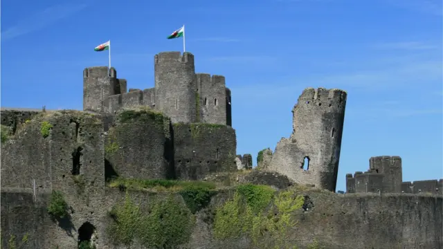 Замок Кайрфилли с наклонной башней