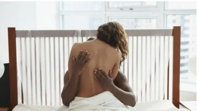 Un couple sur un lit