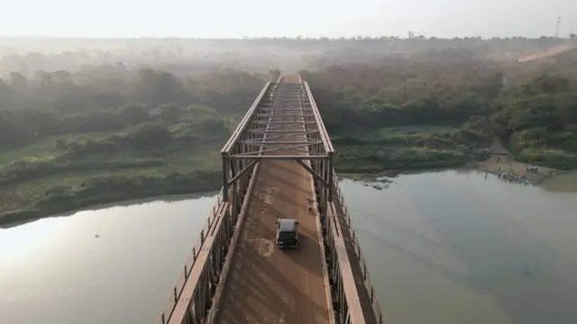 Car wey dey pass ontop bridge