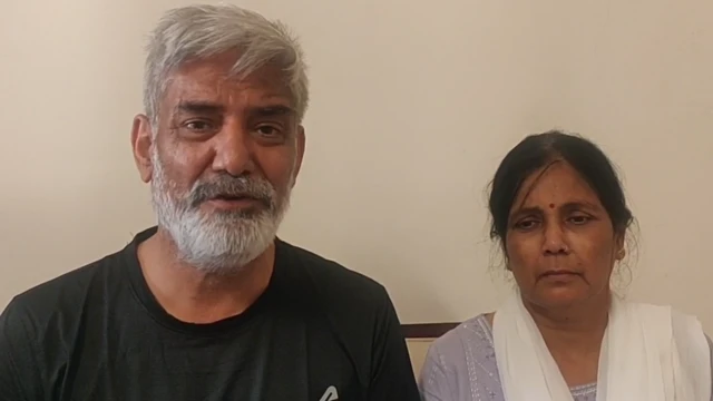 ट्विशा के पिता नवनिधि शर्मा और मां
