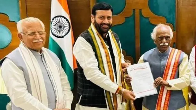 गवर्नर को समर्थन ज्ञापन सौंपते नायब सिंह सैनी