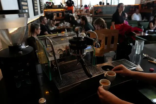 Người pha chế đang chuẩn bị tách cà phê từ hạt robusta