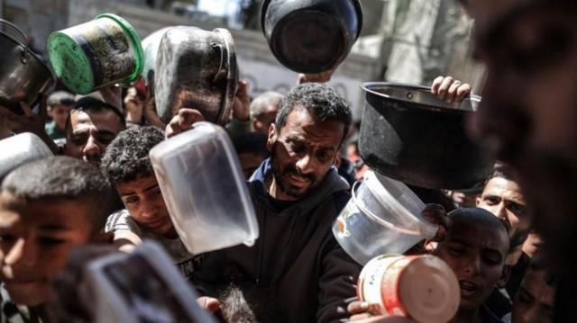 Palestinos buscando agua en Gaza