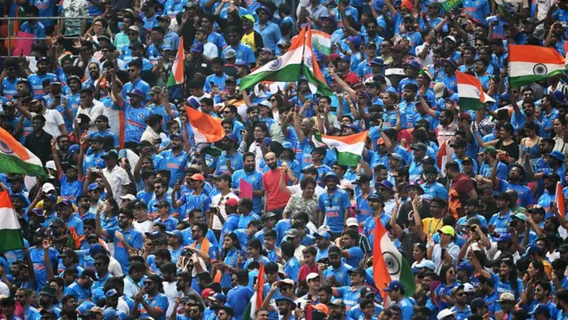 احمداباد لوبغالي کې د دې سیالۍ لیدو ته ګڼ شمېر کسان ورغلي.