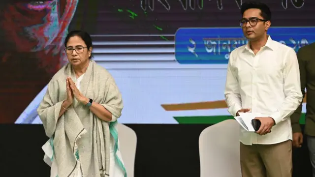 ভাইপো অভিষেকের সঙ্গে মমতা ব্যানার্জি। ব্যাঙ্গালোরে উপস্থিত ছিলেন দুজনেই