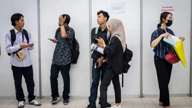 Pencari kerja mencari pekerjaan saat Job Fair 2024 di Jakarta, Rabu (8/5/2024). Pemerintah setempat menyelenggarakan Job Fair atau bursa kerja untuk mengurangi pengangguran