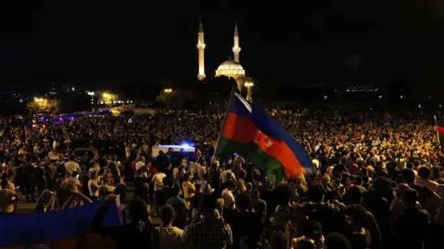 Səfərbərlik tələb edən izdiham