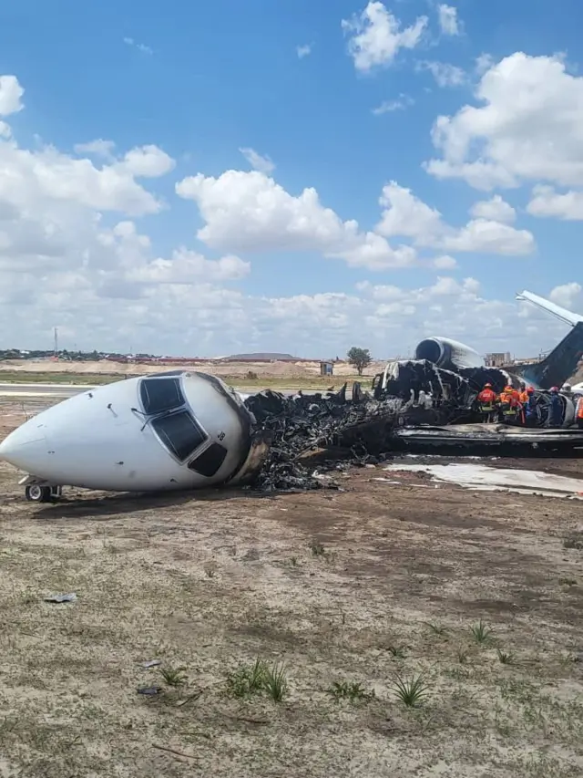 L'épave de l'appareil calciné au sol après le crash.