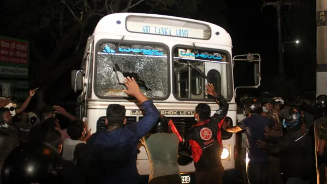 இலங்கையில் ஜனாதிபதி வீட்டின் முன் நள்ளிரவில் வெடித்த வன்முறை