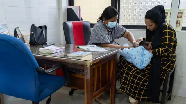 "මේ තත්ත්වයත් එක්ක අවුරුදු 8ක්-10ක් ඉස්සරහට යද්දී අපිට මේ ප්‍රශ්නයට මුහුණ දෙන්න වෙනවා. නමුත් අද වෙද්දී අපිට තියෙන ප්‍රශ්නේ තමයි අපිට ඉන්න දොස්තරලා ටික මදියි. ඉන්න දොස්තරලා ටික රැක ගන්නත් ක්‍රමයක් නැහැ."