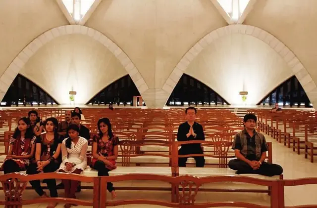 Hordoftoonni amantichaa yeroo mana sagadaa keessatti kadhannaa gaggeessaa jiran