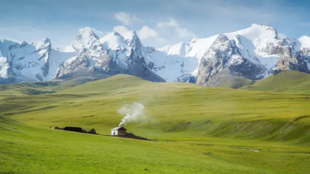 Климаттын өзгөрүүсү тоолуу Кыргызстанга дагы таасирин берүүдө. Сүрөт: Ат-Башы, Алыбектин үйү